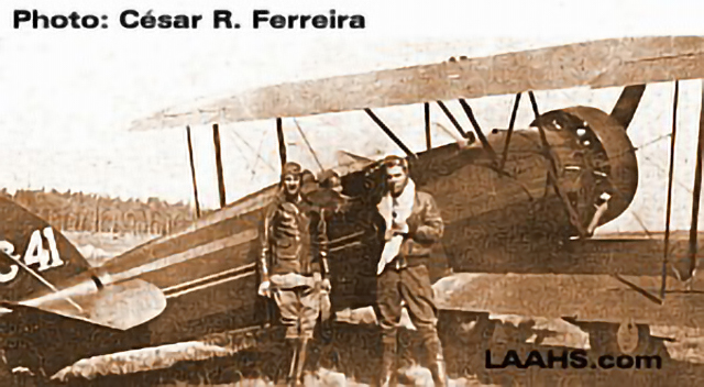 Rodrígues and Bastos posing with the Vermelinho serial C-41
